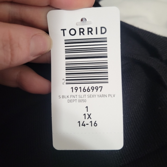 Torrid -Key Hole Pull Over - Picture 2 of 2